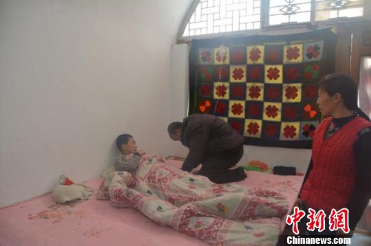 由于去縣城交通不便，對于常見病，村民們都不愿意跑去縣城，一個電話張瑞廷就來了?！『钜珡?qiáng) 攝