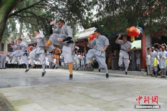 少林武僧進(jìn)行武術(shù)表演。 李燕 攝