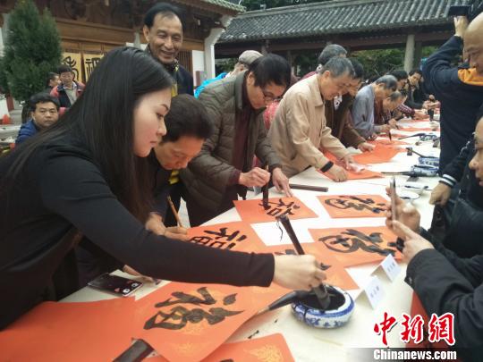 40名書(shū)畫(huà)家為市民寫(xiě)“?！惫?000張 索有為 攝