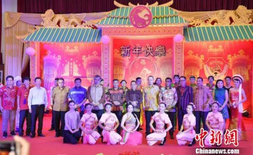 圖為來(lái)賓與演員合影。　中國(guó)駐印尼登巴薩總領(lǐng)館 供圖 攝