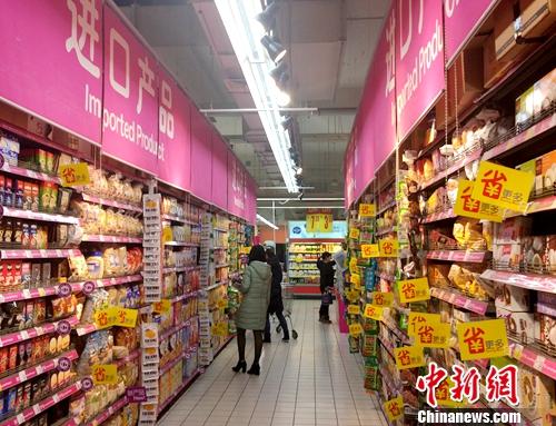 居民在超市里購買進口產(chǎn)品。<a target='_blank' href='http://www.chinanews.com/' >中新網(wǎng)</a>記者 李金磊 攝