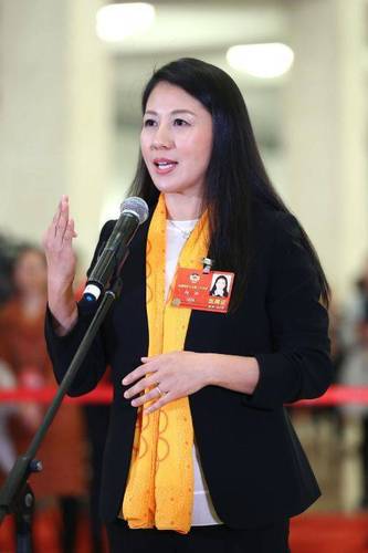 央視從不說(shuō)話(huà)的女主播委員通道上教了這個(gè)手語(yǔ)
