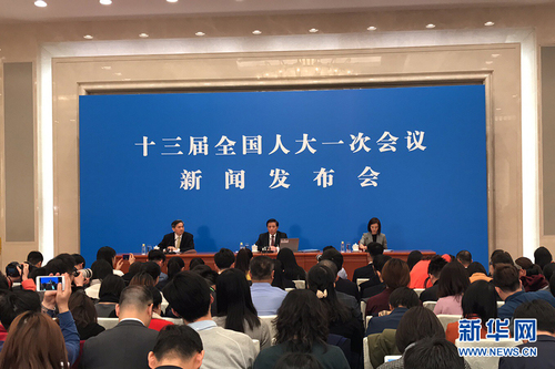 圖為大會發(fā)言人回答中外記者提問。新華網(wǎng)中國政府網(wǎng) 陳杰 攝