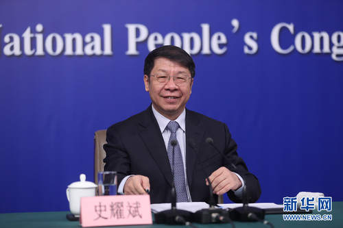 十三屆全國(guó)人大一次會(huì)議新聞中心于3月7日上午在梅地亞中心多功能廳舉行記者會(huì)，邀請(qǐng)財(cái)政部部長(zhǎng)肖捷，副部長(zhǎng)史耀斌、胡靜林就“財(cái)稅改革和財(cái)政工作”相關(guān)問(wèn)題回答中外記者提問(wèn)。圖為財(cái)政部副部長(zhǎng)史耀斌。新華網(wǎng) 中國(guó)政府網(wǎng) 翟子赫 攝