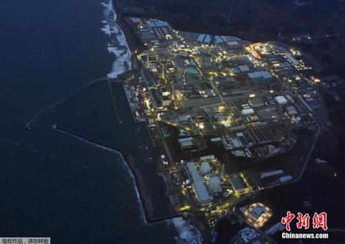 資料圖：3016年3月10日，“3?11”大地震5周年紀(jì)念日的前一天，福島第一核電站在黃昏中停運亮燈的場景。