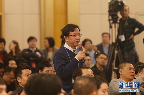 十三屆全國人大一次會議新聞中心3月9日在梅地亞中心多功能廳舉行記者會，邀請中國人民銀行行長周小川，副行長易綱，副行長、國家外匯管理局局長潘功勝就“金融改革與發(fā)展”相關問題回答中外記者提問。圖為路透社記者提問。新華網 中國政府網 陳杰 攝