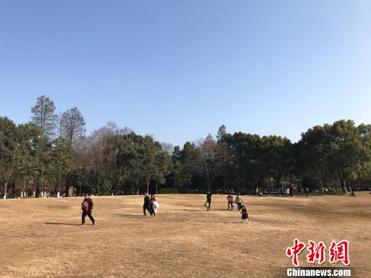 3月，杭州西湖的游人們正在游玩?！埍?攝