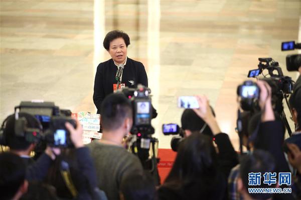 3月13日，十三屆全國人大一次會議在北京人民大會堂舉行第四次全體會議。這是中國氣象局局長劉雅鳴在“部長通道”接受采訪。