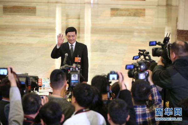 3月13日，十三屆全國人大一次會議在北京人民大會堂舉行第四次全體會議。這是國務院國資委主任肖亞慶在“部長通道”接受采訪。3