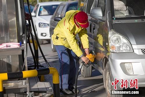 資料圖：山西太原，車輛正在加油站加油。<a target='_blank' href='http://www.chinanews.com/'>中新社</a>記者 張?jiān)?攝