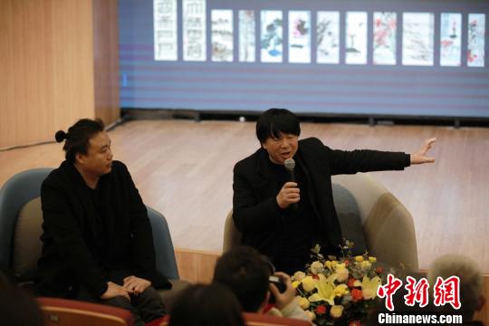 策展人李自?。ㄓ遥┙榻B展覽情況。李自健美術(shù)館供圖