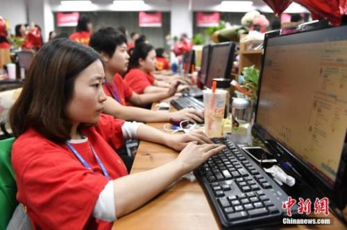 資料圖：某電商企業(yè)員工們?cè)陔娔X前解答消費(fèi)者的購物疑問。<a target='_blank' href='http://www.chinanews.com/'>中新社</a>記者 陳驥旻 攝