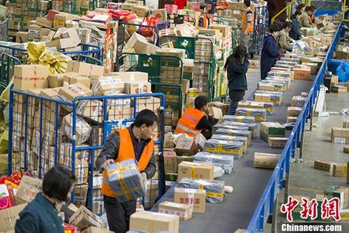11月13日，山西太原，郵政工作人員分揀快遞。隨著“雙十一”網(wǎng)購(gòu)狂歡節(jié)落幕，中國(guó)物流快遞業(yè)也迎來(lái)井噴高峰。據(jù)中國(guó)國(guó)家郵政局預(yù)計(jì)，中國(guó)將迎超15億件快遞，中國(guó)快遞業(yè)迎接年度“大考”。<a target='_blank' href='http://www.chinanews.com/'>中新社</a>記者 張?jiān)?攝