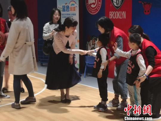 一支低年齡自閉癥患兒組成的籃球隊正式成立。　陳靜 攝
