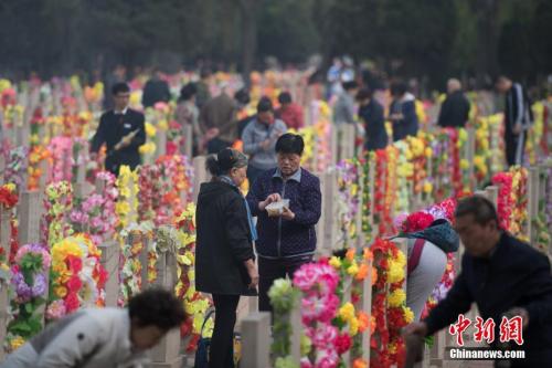 資料圖：4月3日，山西省太原市，大批民眾在墓園祭奠親人。 韋亮 攝