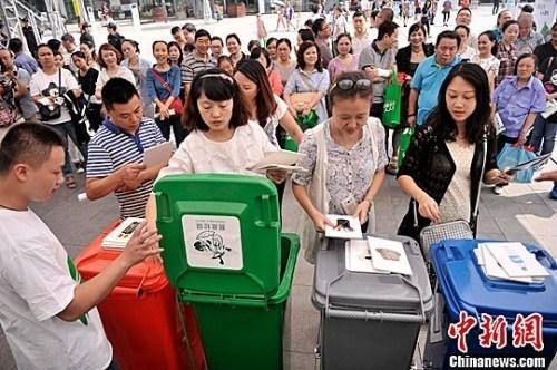 資料圖：圖為市民參與“丟垃圾”游戲，培養(yǎng)垃圾分類意識(shí)。鐘欣 攝