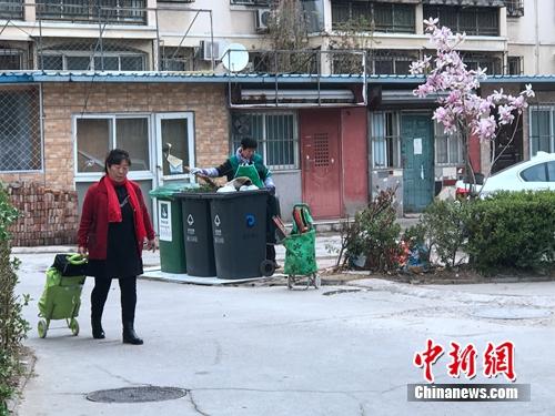 某小區(qū)內(nèi)，垃圾分類志愿者在進(jìn)行作業(yè)。<a target='_blank' href='http://www.chinanews.com/' >中新網(wǎng)</a> 吳濤 攝