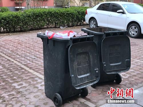 有的小區(qū)垃圾桶都是“清一色”，并沒有進(jìn)行分類。