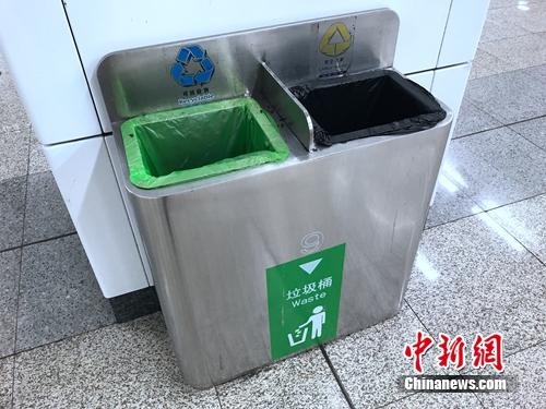 街道、地鐵等一些公共區(qū)域，垃圾桶一般進(jìn)行了“可回收垃圾”和“其他垃圾”分類。