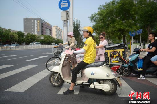 資料圖：外賣(mài)騎手正在送餐。<a target='_blank' href='http://www.chinanews.com/' >中新網(wǎng)</a>記者 富宇 攝