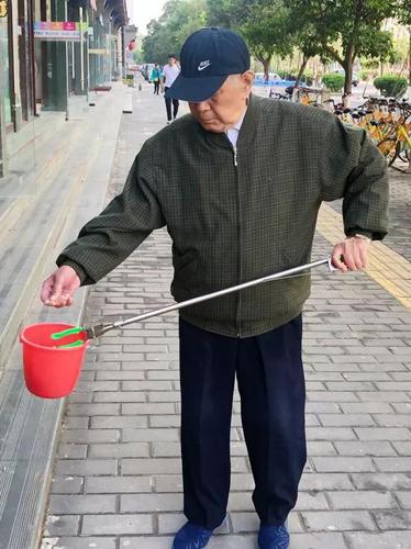 92歲老人每天上街撿煙頭 已堅(jiān)持1年多曾被指作秀