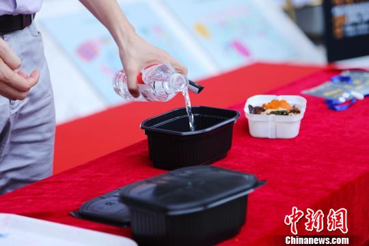 鐘凱現(xiàn)場(chǎng)加熱了自熱包向觀眾講解了懶人火鍋導(dǎo)致事故的原因?！∞r(nóng)立堯 攝