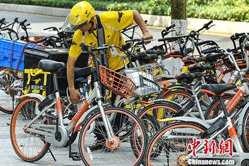 4月4日，美團(tuán)外賣員與摩拜單車。當(dāng)日，美團(tuán)與摩拜聯(lián)合宣布，已經(jīng)簽署美團(tuán)全資收購(gòu)摩拜的協(xié)議，交易完成后，摩拜單車將保持品牌和運(yùn)營(yíng)的獨(dú)立。 <a target='_blank' href='http://www.chinanews.com/'>中新社</a>記者 陳驥旻 攝