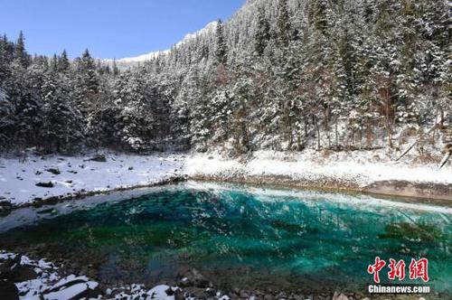 五彩池風(fēng)光。安源 攝