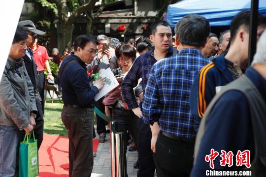 許多郵迷排隊等待購買《紅樓夢系列畫稿冊》郵品。　殷立勤 攝