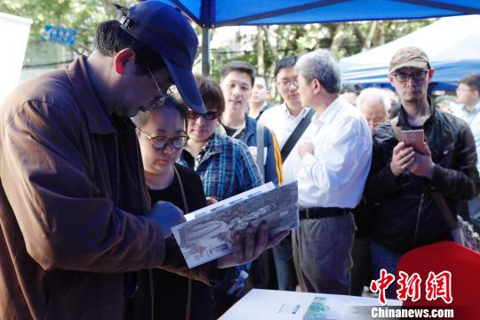 郵迷正在觀看《紅樓夢系列畫稿冊》。　殷立勤 攝