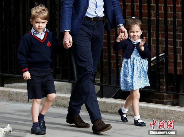 威廉王子帶著喬治王子和夏洛特公主抵達圣瑪麗醫(yī)院。