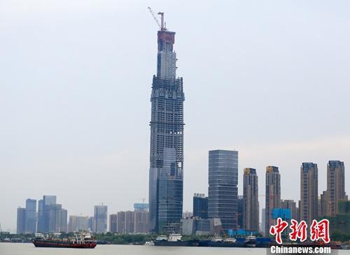 資料圖：正在建設(shè)中的武漢綠地中心。<a target='_blank' href='http://www.chinanews.com/'>中新社</a>記者 張暢 攝