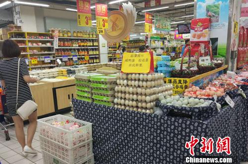 市民在超市里購物。<a target='_blank' href='http://www.chinanews.com/' >中新網(wǎng)</a>記者 李金磊 攝