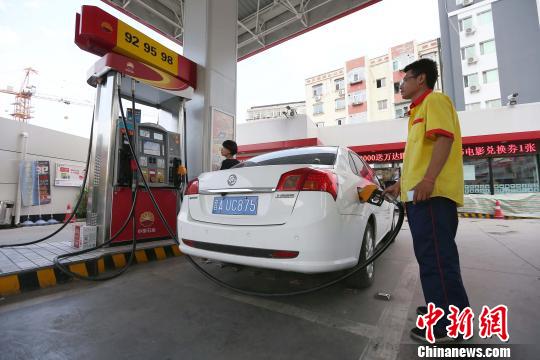 資料圖：山西太原，加油站工作人員正在給車輛加油?！堅?攝