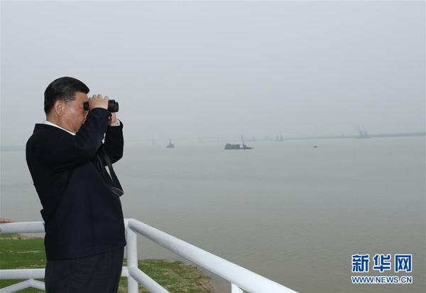 4月26日下午，中共中央總書記、國家主席、中央軍委主席習(xí)近平在武漢主持召開深入推動長江經(jīng)濟帶發(fā)展座談會并發(fā)表重要講話。這是座談會前，習(xí)近平于25日下午在岳陽城陵磯水文站考察。3