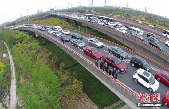 資料圖：高速路上的車流。 <a target='_blank' href='http://www.chinanews.com/'>中新社</a>記者 殷立勤 攝