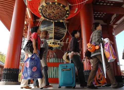 2011年10月6日，中國(guó)游客在日本東京臺(tái)東區(qū)的淺草寺游覽。 新華社發(fā)