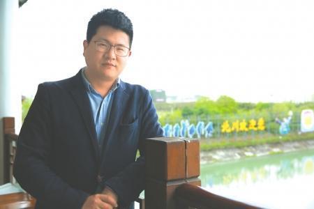 王佳明大學(xué)畢業(yè)后回到綿陽(yáng)工作。