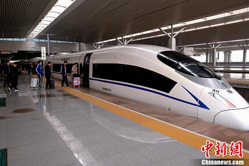 資料圖：旅客準備乘坐高鐵出行。 <a target='_blank' href='http://www.chinanews.com/'>中新社</a>記者 王中舉 攝