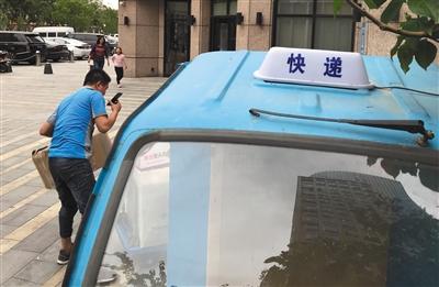  5月5日，北京亦莊，一輛快遞三輪車上安裝了寫有“快遞”字樣的專用燈。新京報記者 吳江 攝