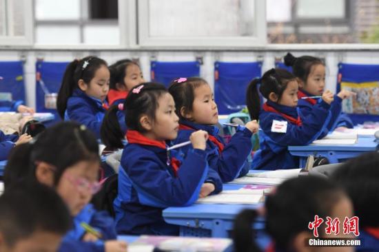 資料圖：小學生們正在課堂內(nèi)認真聽講。<a target='_blank' href='http://www.chinanews.com/'>中新社</a>記者 王剛 攝