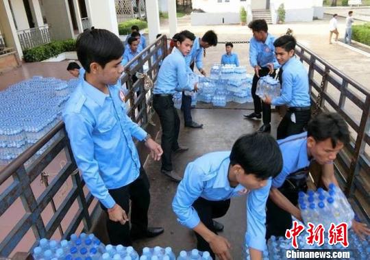 圖為當(dāng)?shù)卣M織清潔水飲用水運(yùn)到村莊。當(dāng)?shù)亍都碇袝r(shí)報(bào)》提供