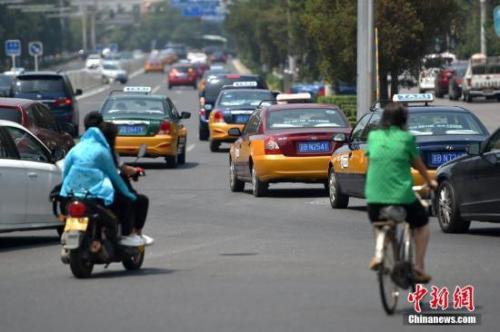 資料圖：行駛在路上的各種出租車。<a target='_blank' href='http://www.chinanews.com/' >中新網(wǎng)</a>記者 金碩 攝