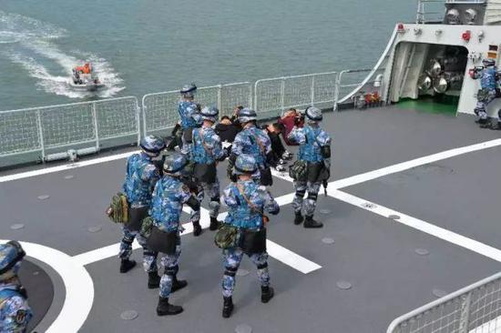 海軍官兵在義烏艦上操演臨檢拿捕部署。