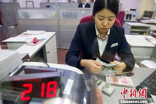 資料圖：山西太原，銀行工作人員清點貨幣。<a target='_blank' href='http://www.chinanews.com/'>中新社</a>記者 張云 攝