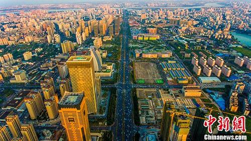 資料圖：航拍?？谑袊?guó)興大道。 <a target='_blank' href='http://www.chinanews.com/'>中新社</a>記者 駱云飛 攝