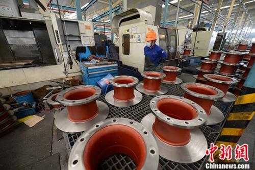 資料圖：機械加工廠工人正在生產(chǎn)。 <a target='_blank' href='http://www.chinanews.com/'>中新社</a>記者 王東明 攝