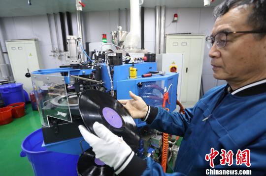 多位花甲之年的“老法師”挑起了重啟黑膠唱片的重?fù)?dān)?！埡鄠?攝