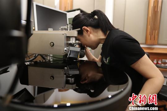 中國唯一一臺黑膠母盤刻錄機?！埡鄠?攝