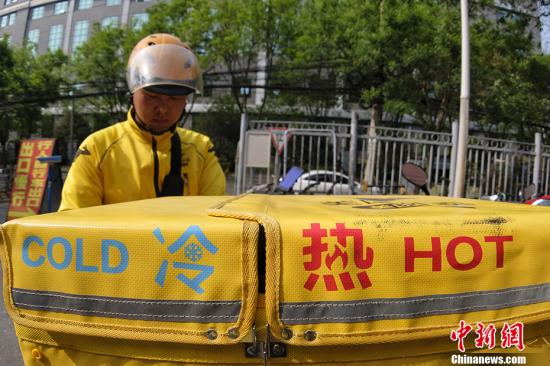 選擇這份工作的初衷，收入是排在首位，訂餐旺季的時候，月薪是之前工作的兩倍。而這份工作現(xiàn)在帶給他的不僅是存款的增加，還讓他找到了一種真實(shí)的存在感。在這個大城市里，像他一樣的外賣小哥與很多客戶可能只是一面之緣，但溫暖就在對方的一句很簡單的留言里。“有一次我收到訂單，對方寫著，我不著急，你路上慢點(diǎn)兒”回憶這句話的時候，他看著遠(yuǎn)方，臉上還是帶著靦腆的微笑。<a target='_blank' href='http://www.chinanews.com/' >中新網(wǎng)</a>記者 李霈韻 攝